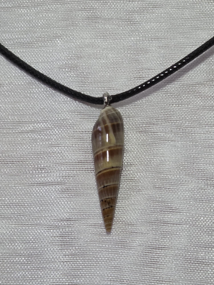 Collier coquillage marron sur cordon – bijou artisanal fait main – cadeau femme