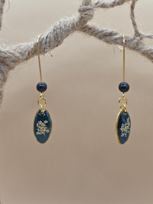 Boucles d'oreilles dorées Fait Main avec fleurs naturelles et résine