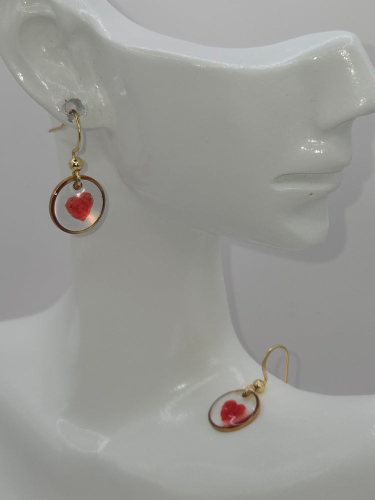 Boucles d’oreilles dorées artisanales avec résine, bijou fait main