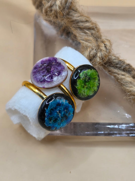 Bague ajustable dorée Fait Main, fleur mauve sur son lit nacrée blanc