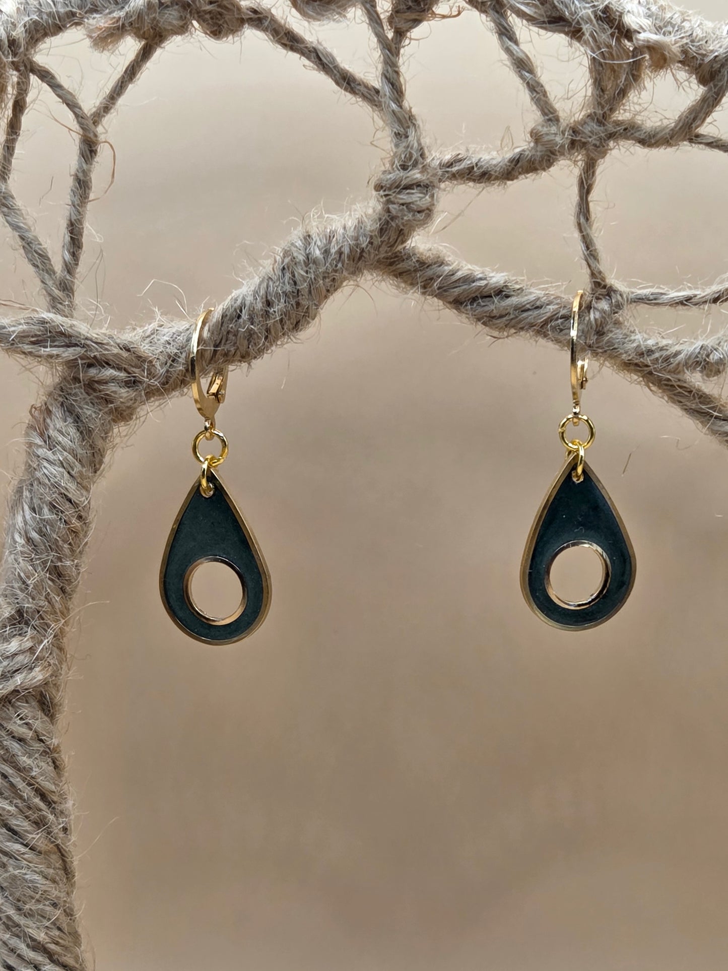 Boucles d'oreilles dorées Fait Main dormeuses en acier inoxydable et resine