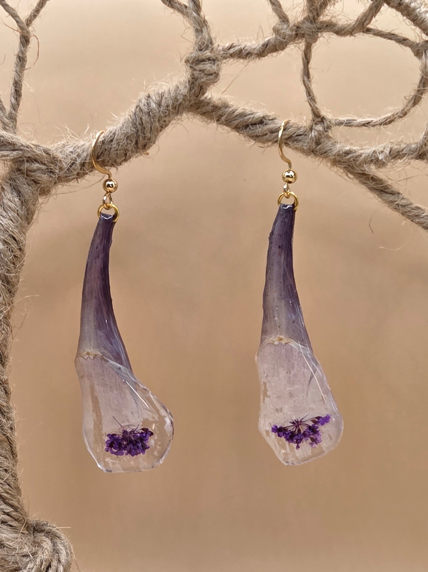 Boucles d'oreilles dorées Fait Main avec fleurs naturelles et résine