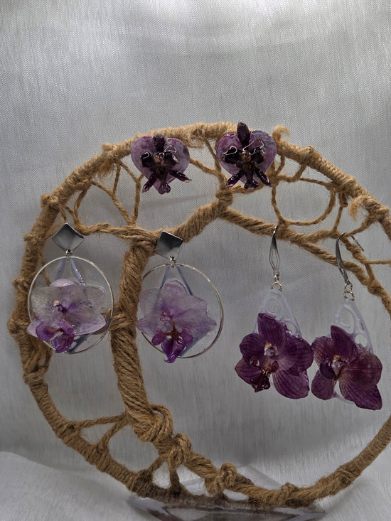 Boucles d’oreilles orchidée prune résine, bijou fait main cadeau femme