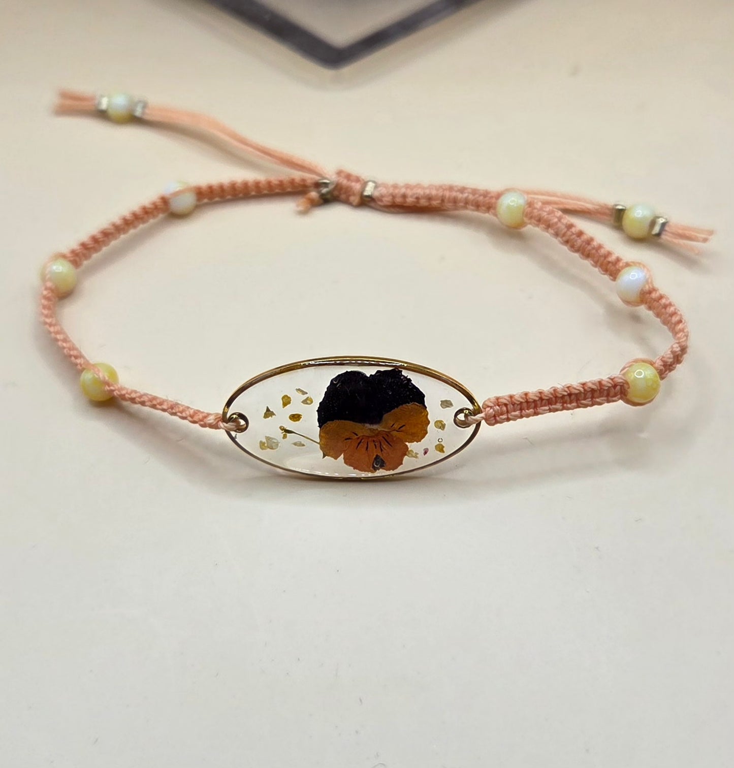 Bracelet fleur naturelle et perles de verres Fait main