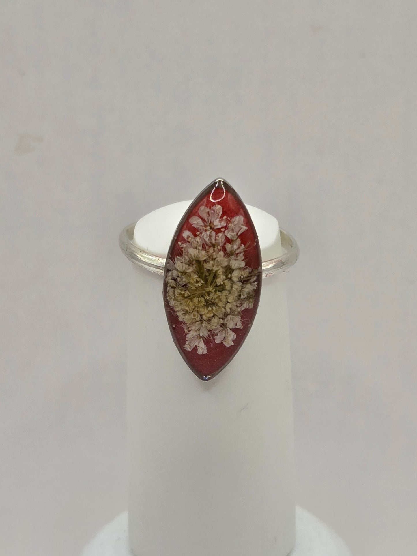 Bague ajustable dorée Fait Main, fleur mauve sur son lit nacrée blanc