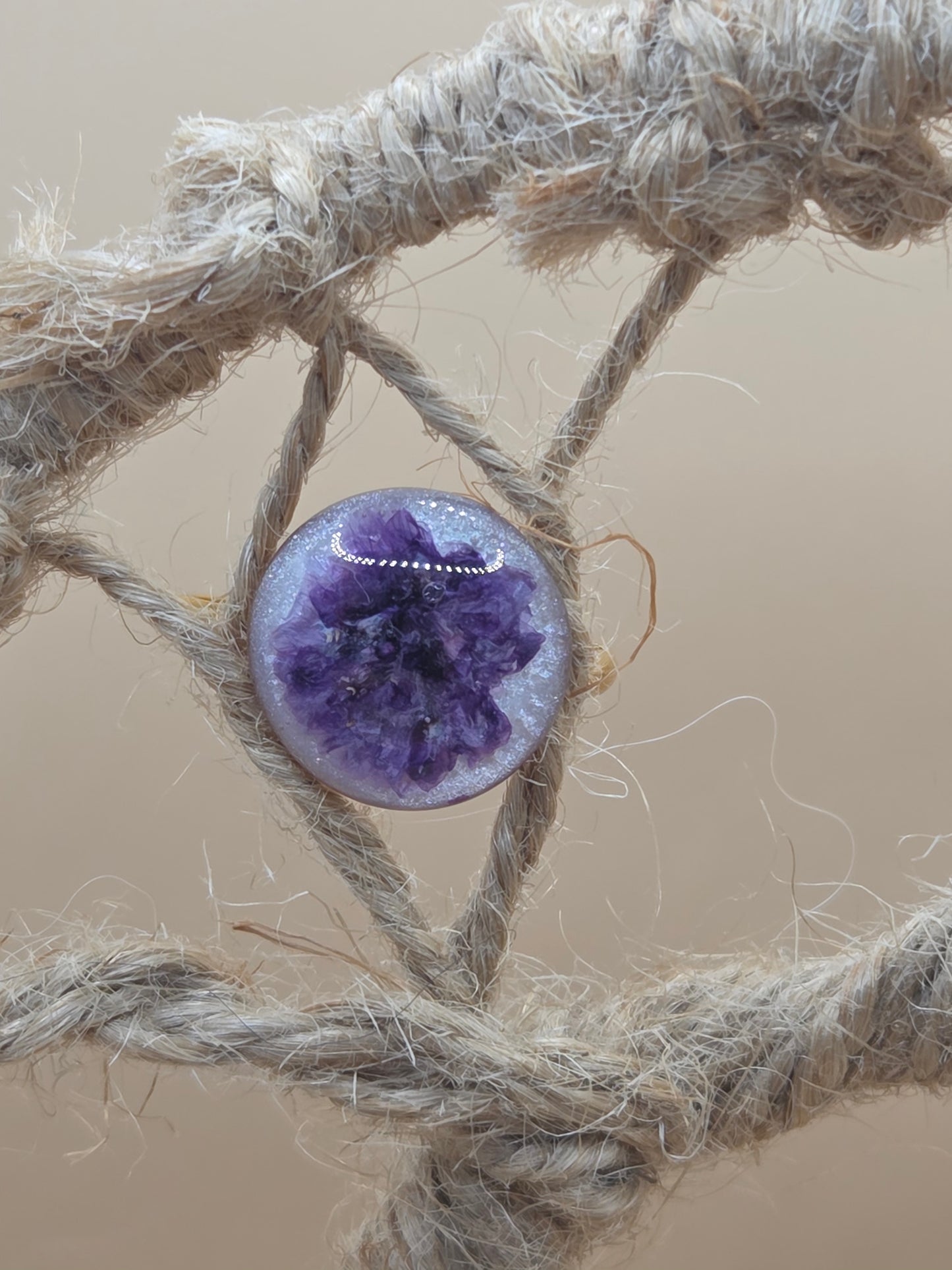 Bague ajustable dorée Fait Main, fleur mauve sur son lit nacrée blanc