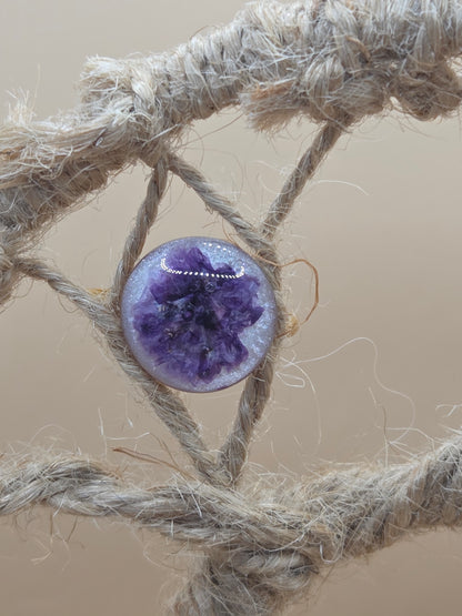 Bague ajustable dorée Fait Main, fleur mauve sur son lit nacrée blanc