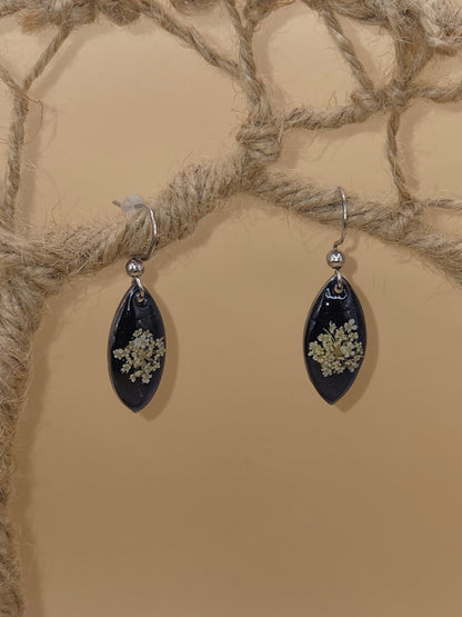 Boucles d'oreilles avec résine et feuilles argentées