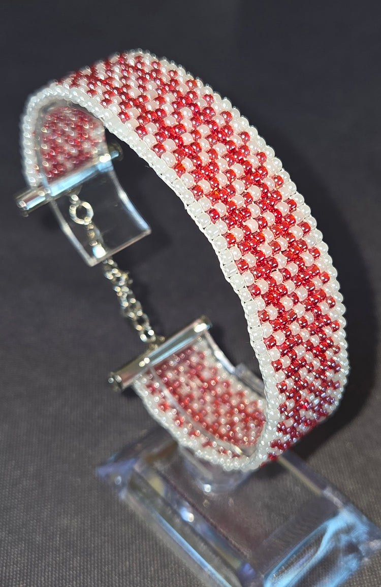 Bracelet large blanc et rouge en perles de rocailles