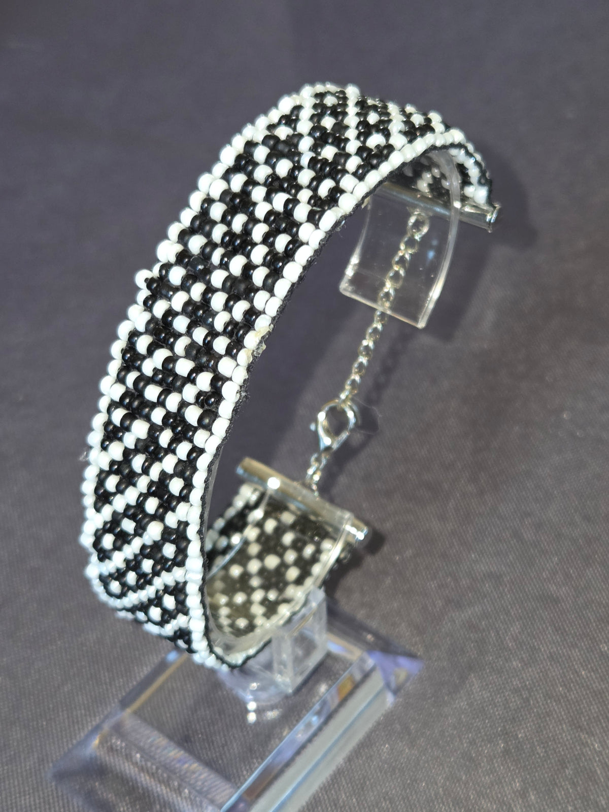 bracelet noir et blanc large en perles de rocailles par les élégantes de steph