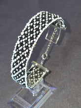 bracelet noir et blanc large en perles de rocailles par les élégantes de steph