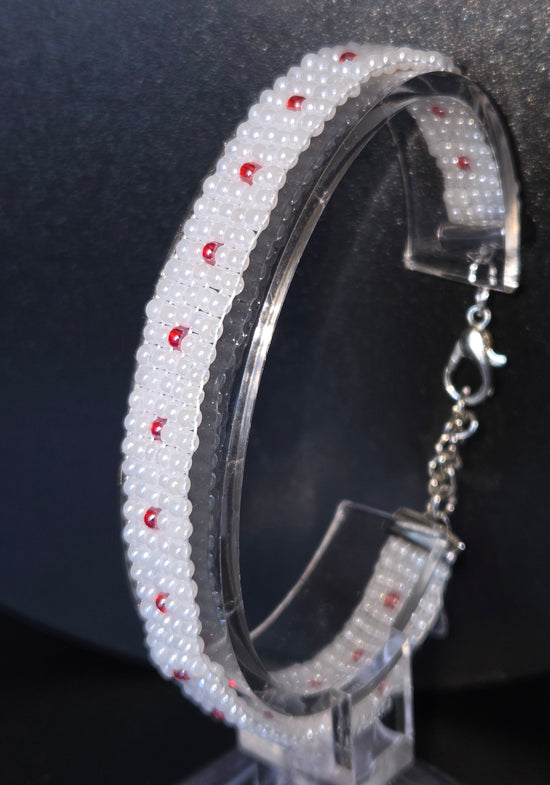 bracelet fin en perles de rocailles blanche nacrées et rouge