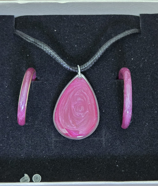 Parure personnalisée résine rose - pendentif et créoles artisanaux