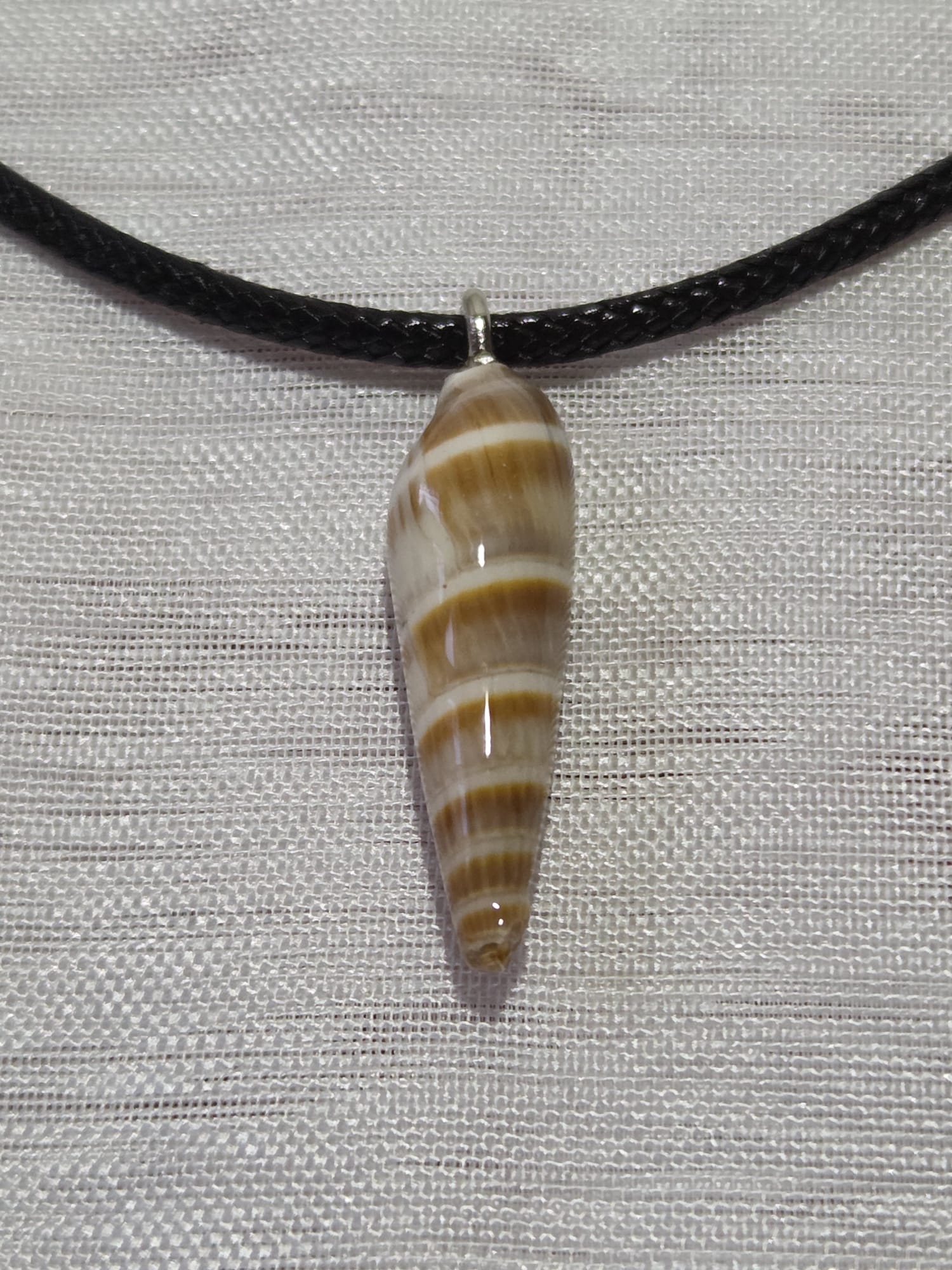 Collier coquillage beige sur cordon – bijou artisanal fait main – cadeau femme