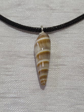 Collier coquillage beige sur cordon – bijou artisanal fait main – cadeau femme