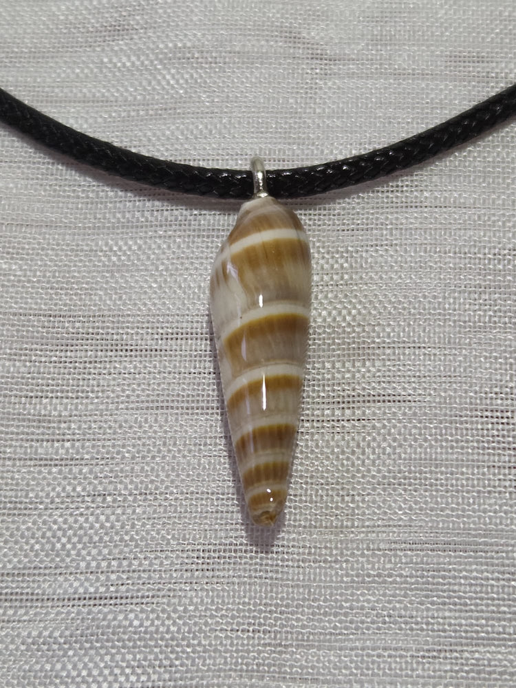 Collier coquillage beige sur cordon – bijou artisanal fait main – cadeau femme