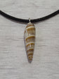 Collier coquillage beige sur cordon – bijou artisanal fait main – cadeau femme