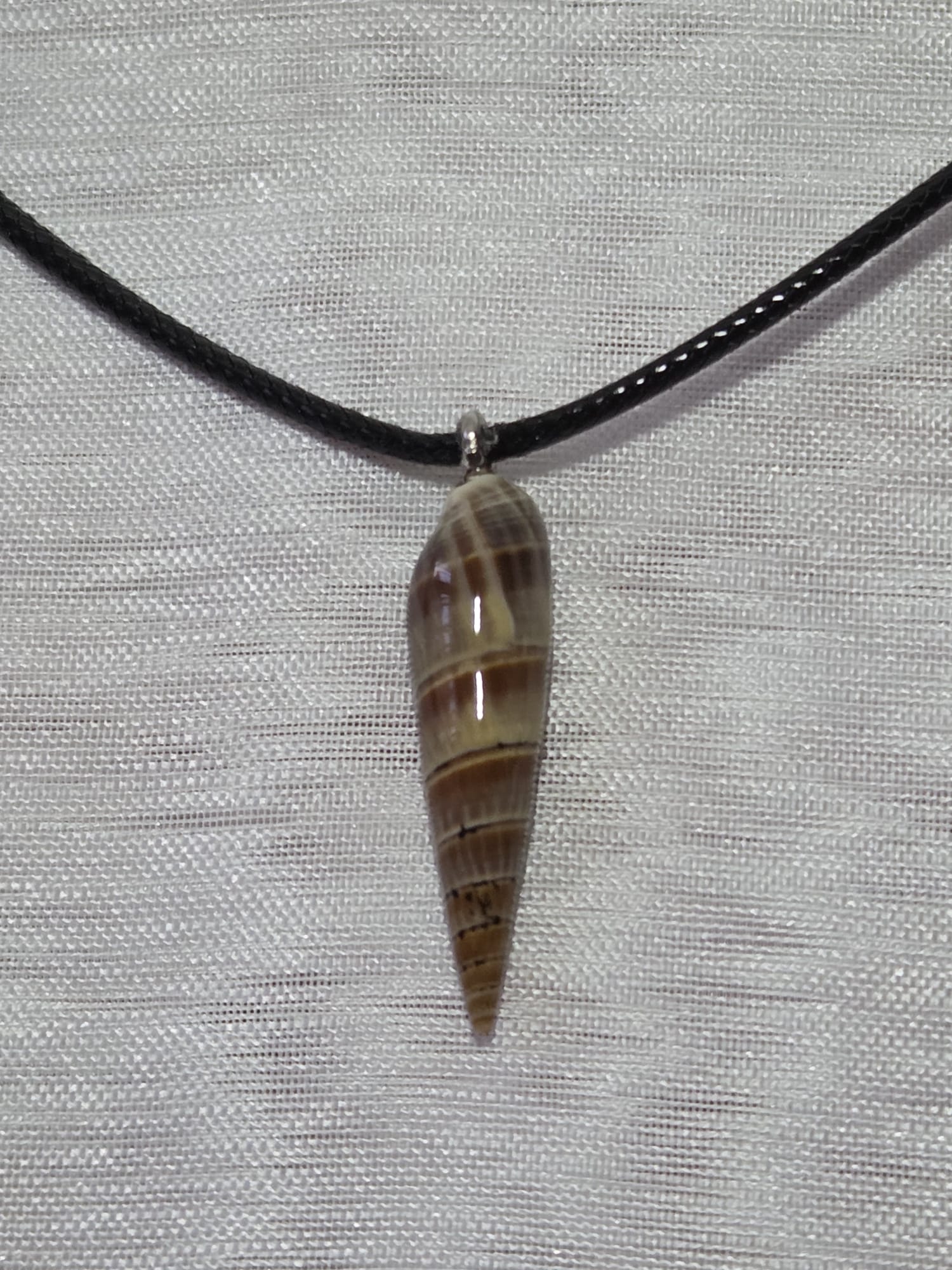 Collier coquillage marron sur cordon – bijou artisanal fait main – cadeau femme