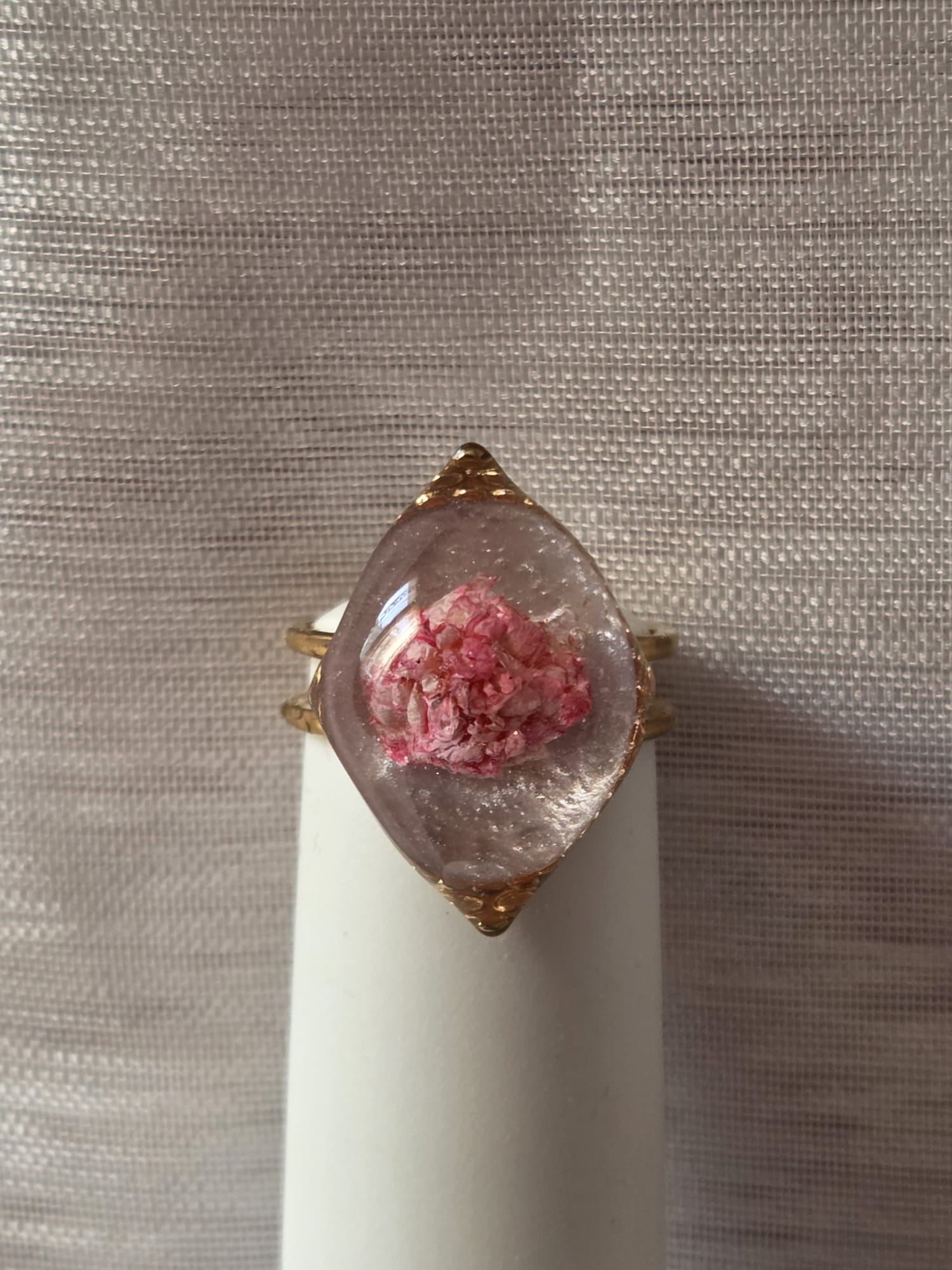 Bague avec gypsophile naturel rose en résine