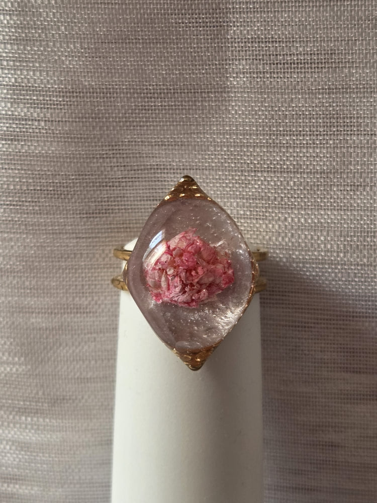 Bague avec gypsophile naturel rose en résine