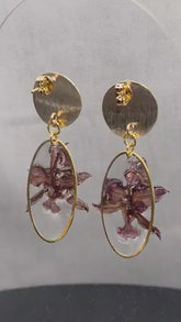 Boucles d’oreilles orchidée prune et doré résine, bijou fait main cadeau femme