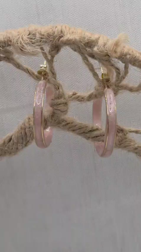 Boucles d’oreilles créoles rose nacrée monture argentée, bijou fait main cadeau femme