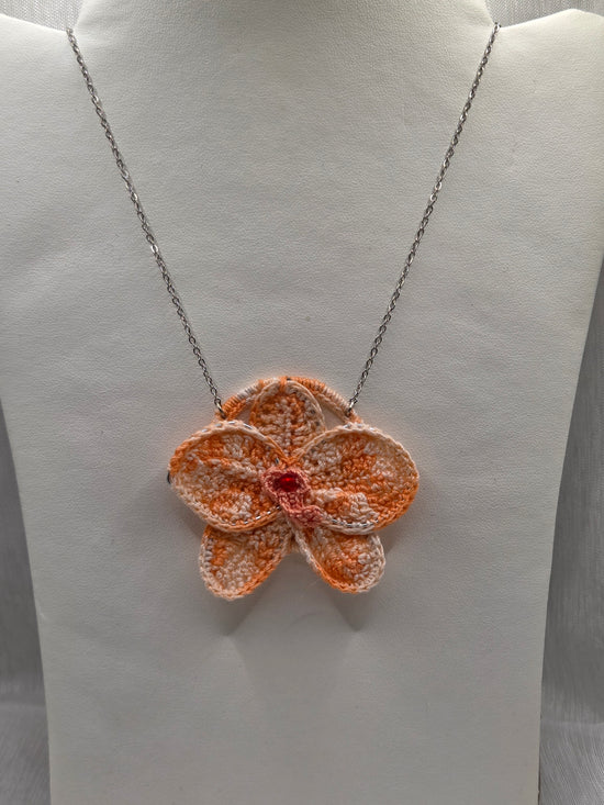 Collier Orchidée au Crochet Artisanal | Bijou Fait Main Coton | Cadeau Femme Élégant