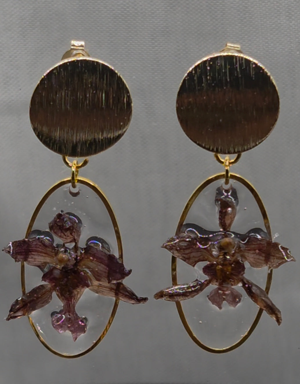 Boucles d’oreilles orchidée prune et doré résine, bijou fait main cadeau femme