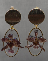 Boucles d’oreilles orchidée prune et doré résine, bijou fait main cadeau femme