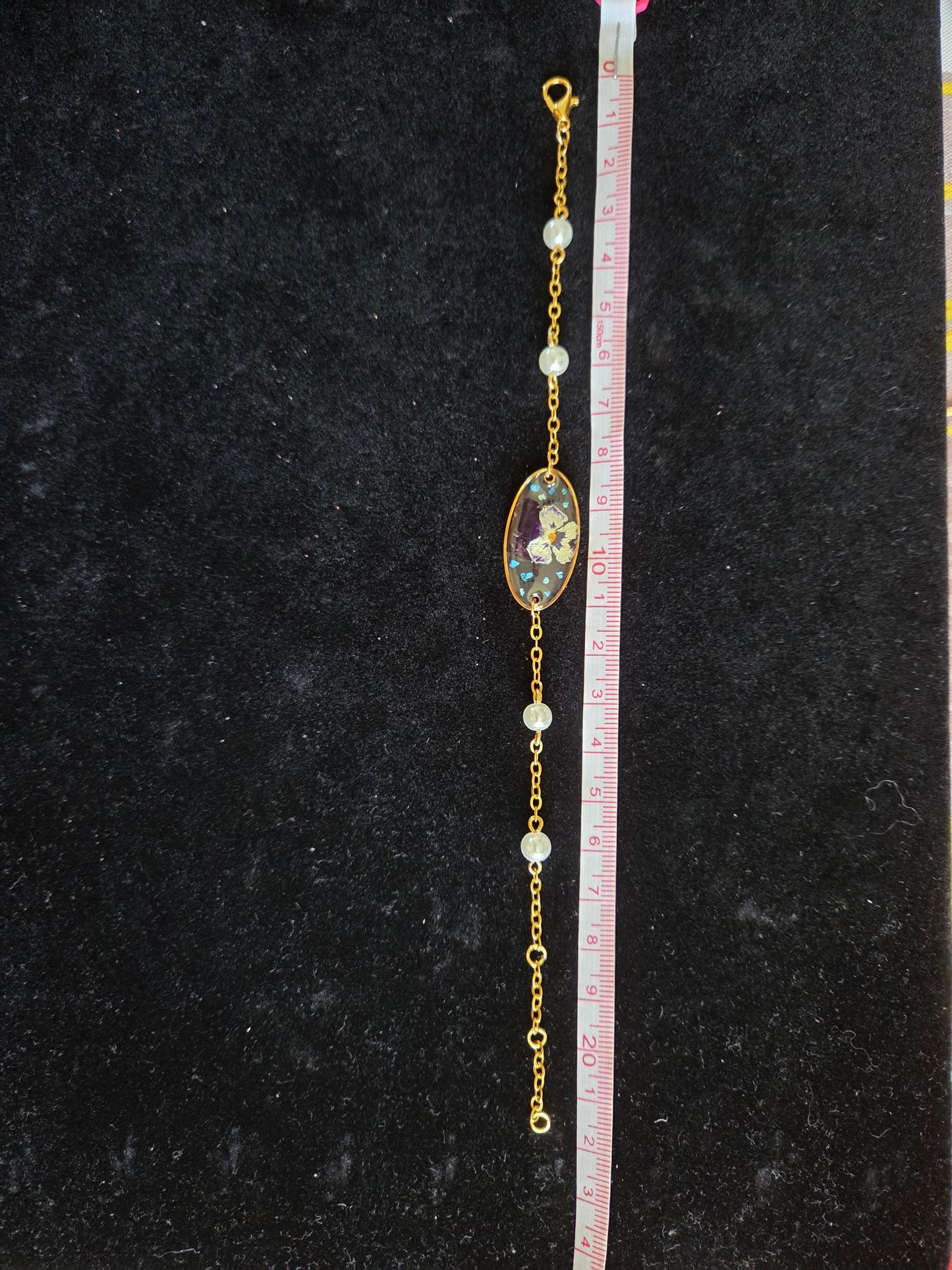 Bracelet doré Fait Main avec perle nacrée et médaillon avec fleurs naturelles et résine