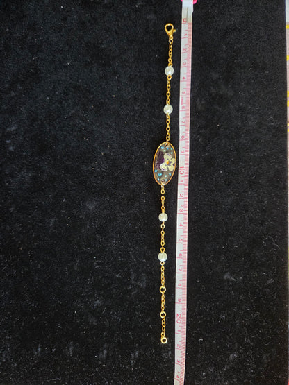 Bracelet doré Fait Main avec perle nacrée et médaillon avec fleurs naturelles et résine