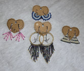 Boucles d’oreilles artisanales en perles de rocaille : éventails bleus, franges roses, triangles blancs et anthracite, créoles à colibris.