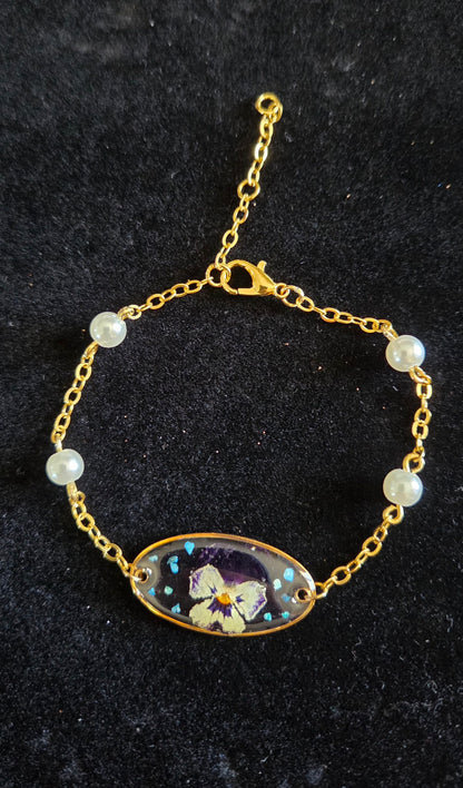 Bracelet doré Fait Main avec perle nacrée et médaillon avec fleurs naturelles et résine