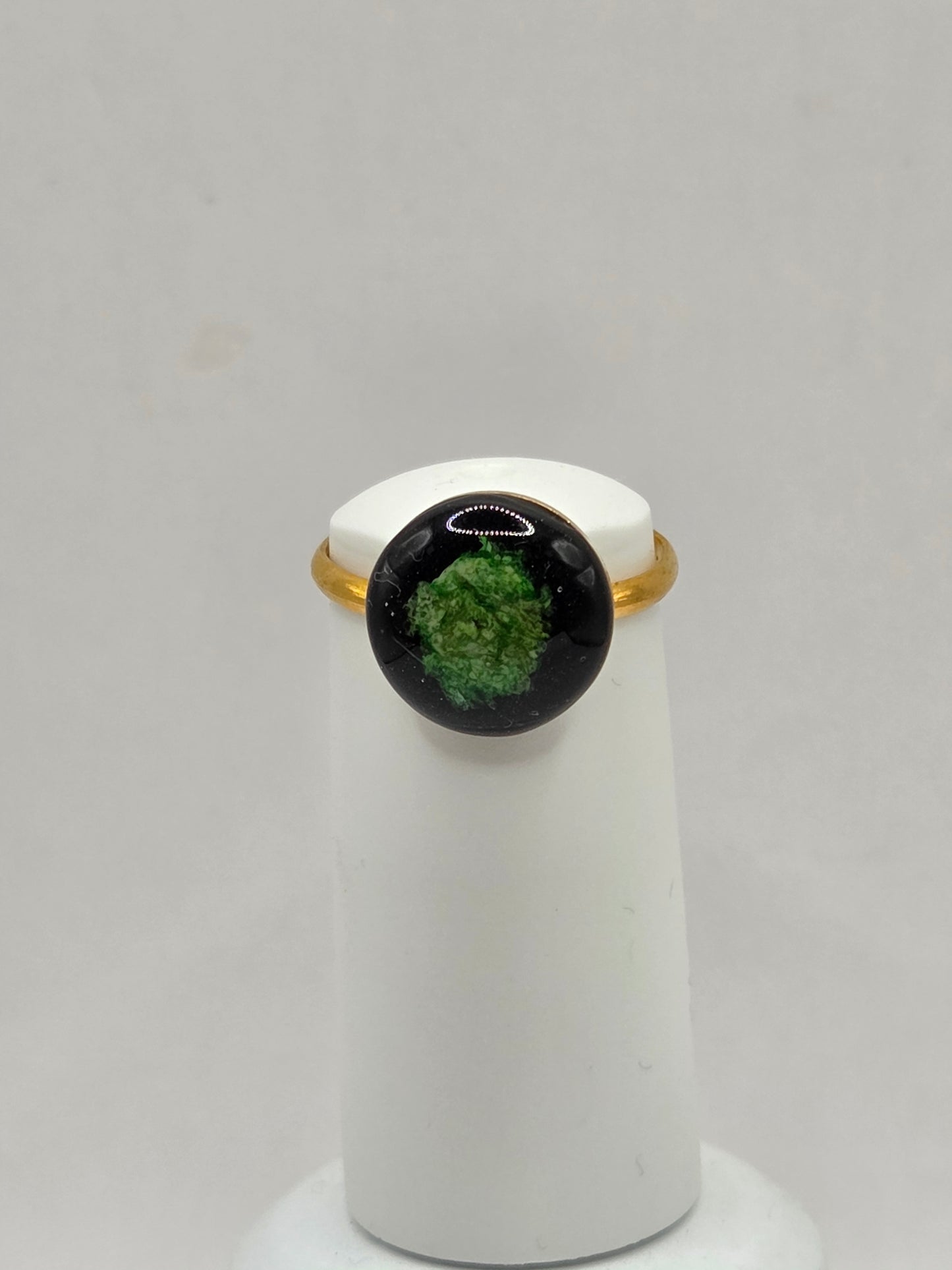 Bague ajustable dorée Fait Main, fleur mauve sur son lit nacrée blanc