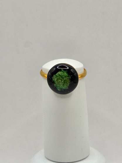 Bague ajustable dorée Fait Main, fleur mauve sur son lit nacrée blanc