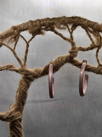 Boucles d’oreilles créoles rose nacrée monture argentée, bijou fait main cadeau femme