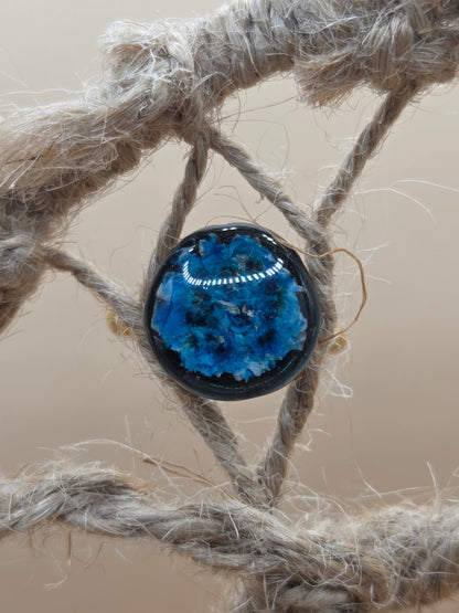 Bague ajustable dorée Fait Main, fleur mauve sur son lit nacrée blanc