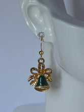 Boucles d’oreilles Noël cloches verts dorées, bijou festif assemblage main