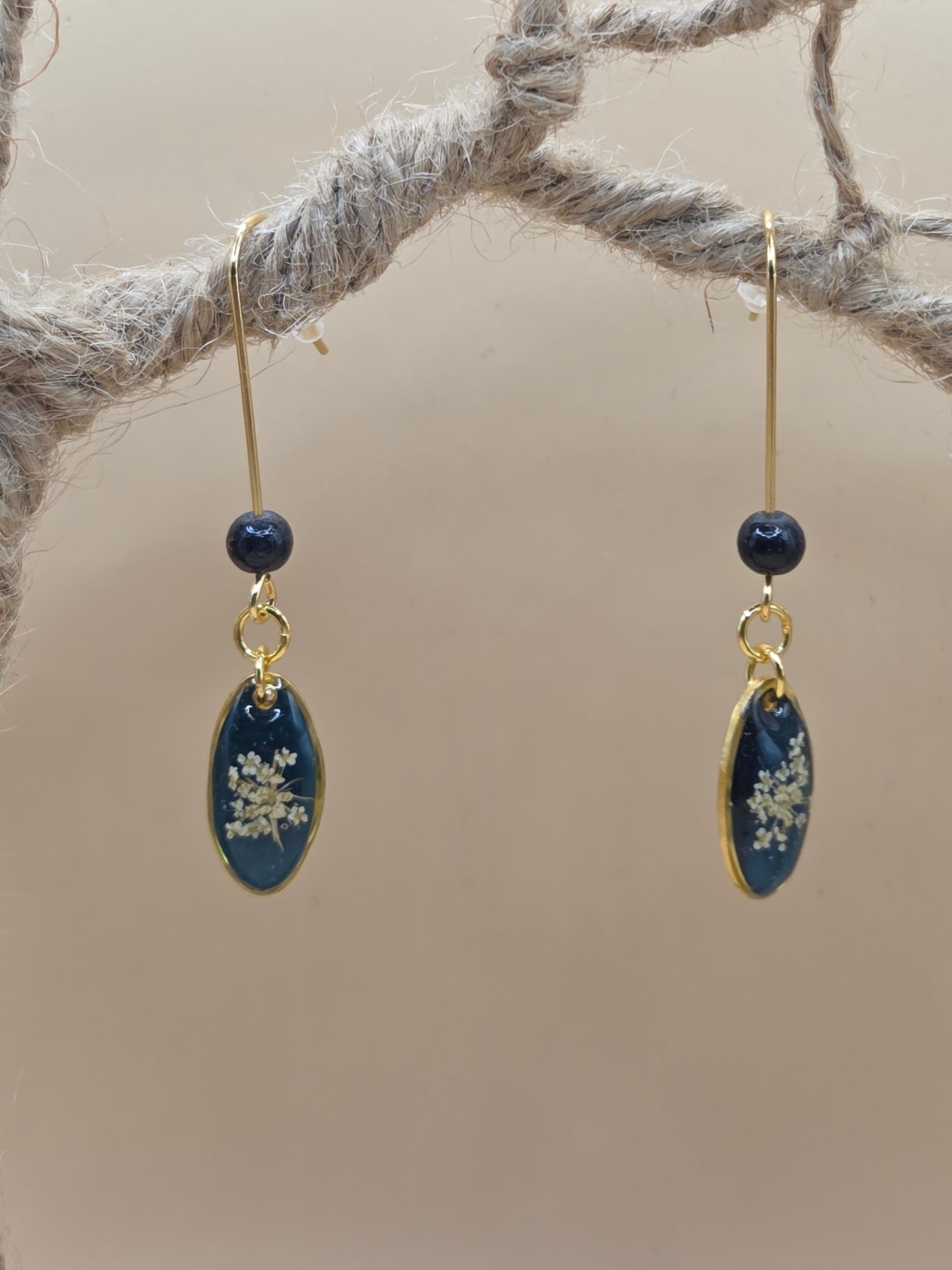 Boucles d'oreilles dorées Fait Main avec fleurs naturelles et résine