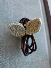 Attache câble fait main au crochet Les Élégantes de Stéph