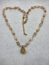 Collier perles de coquillage vue détail, bijou fait main cadeau femme