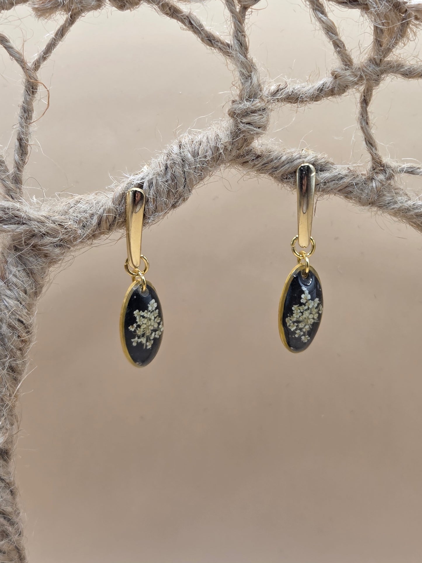 Boucles d'oreilles dorées Fait Main avec fleurs naturelles et résine