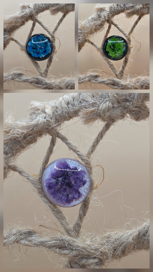 Bague ajustable dorée Fait Main, fleur mauve sur son lit nacrée blanc