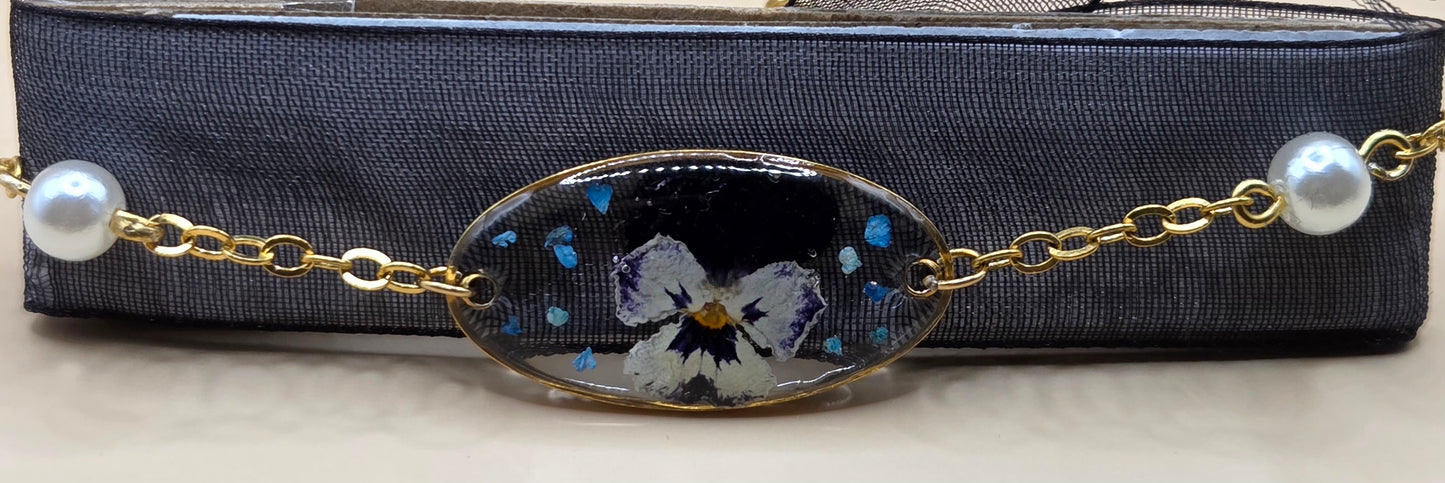 Bracelet doré Fait Main avec perle nacrée et médaillon avec fleurs naturelles et résine