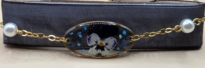 Bracelet doré Fait Main avec perle nacrée et médaillon avec fleurs naturelles et résine