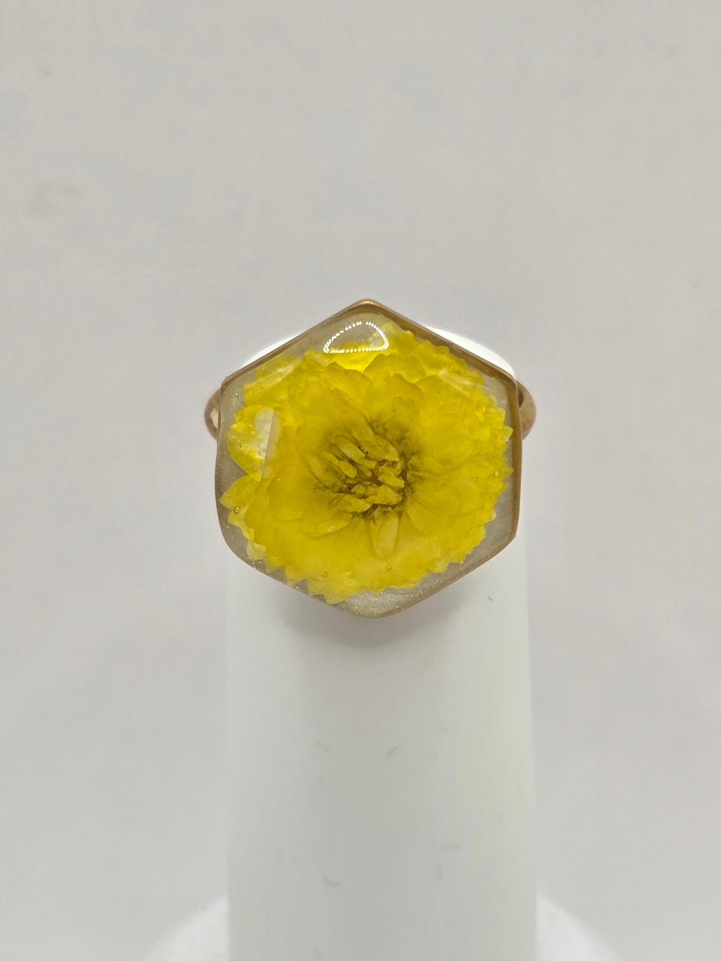 Bague ajustable dorée Fait Main, fleur mauve sur son lit nacrée blanc