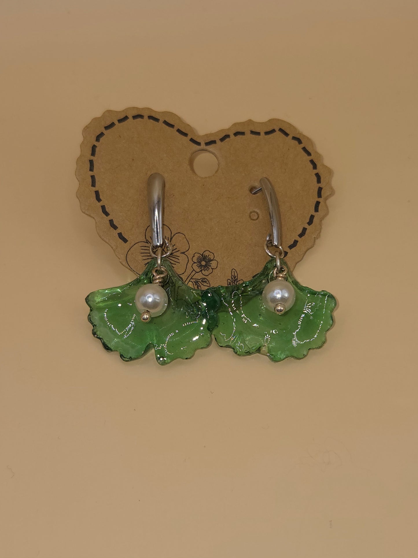 Boucles d'oreilles argentées Fait Main avec résine et perle