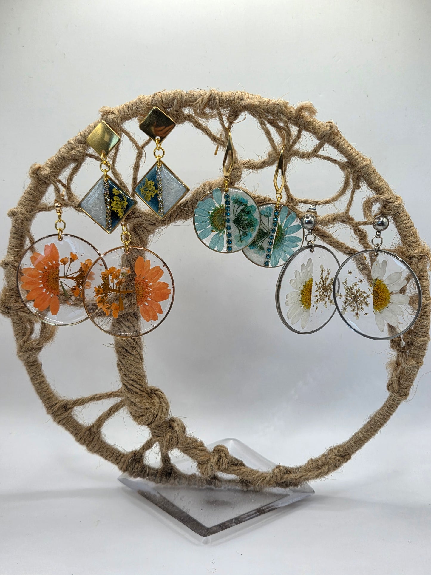 Boucles d'oreilles Demi fleurs et résine diamètre 3.5 cm