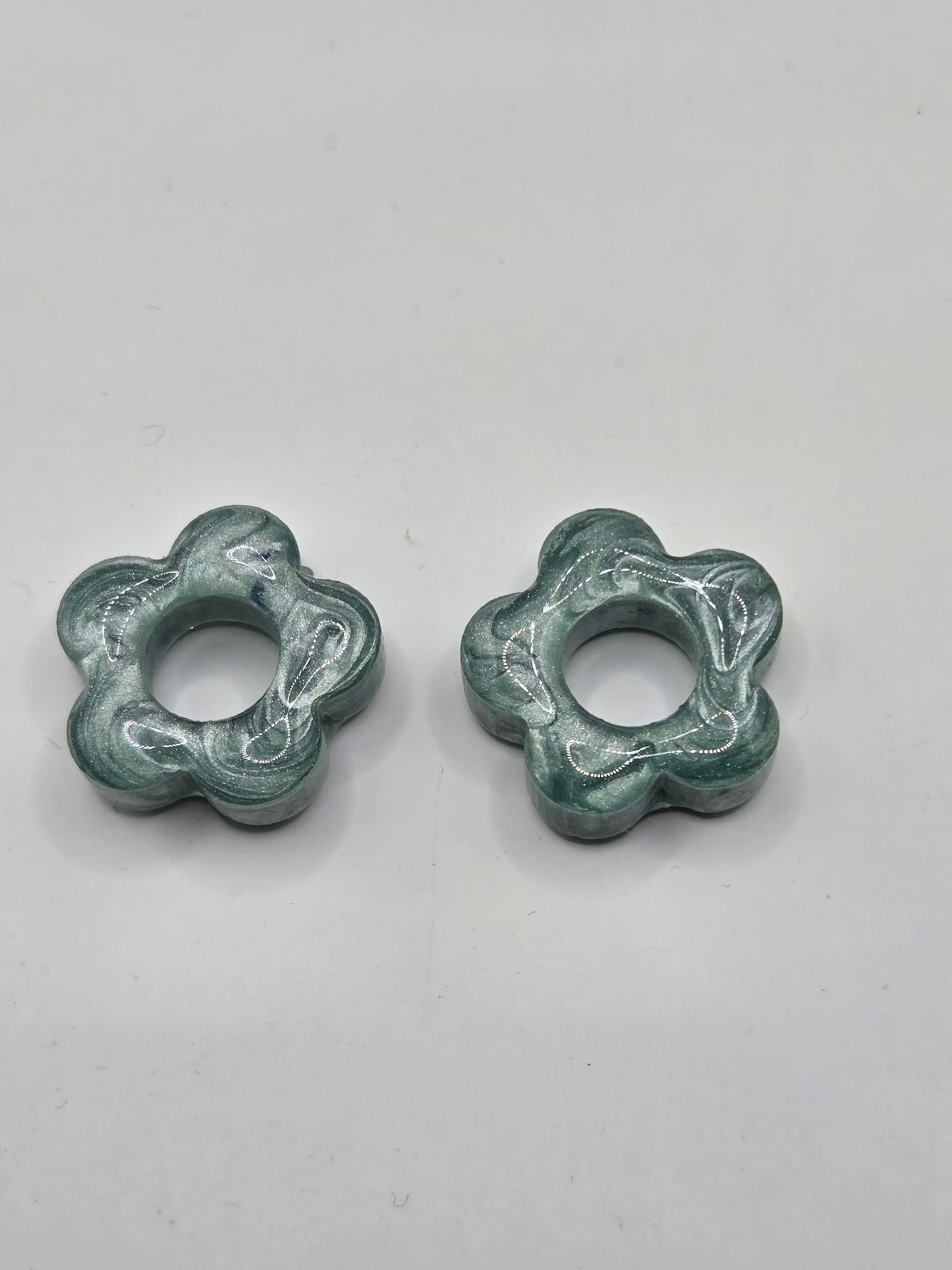 Fleurs en Pâte Fimo et/ou résine "Fait main" (sans créoles)