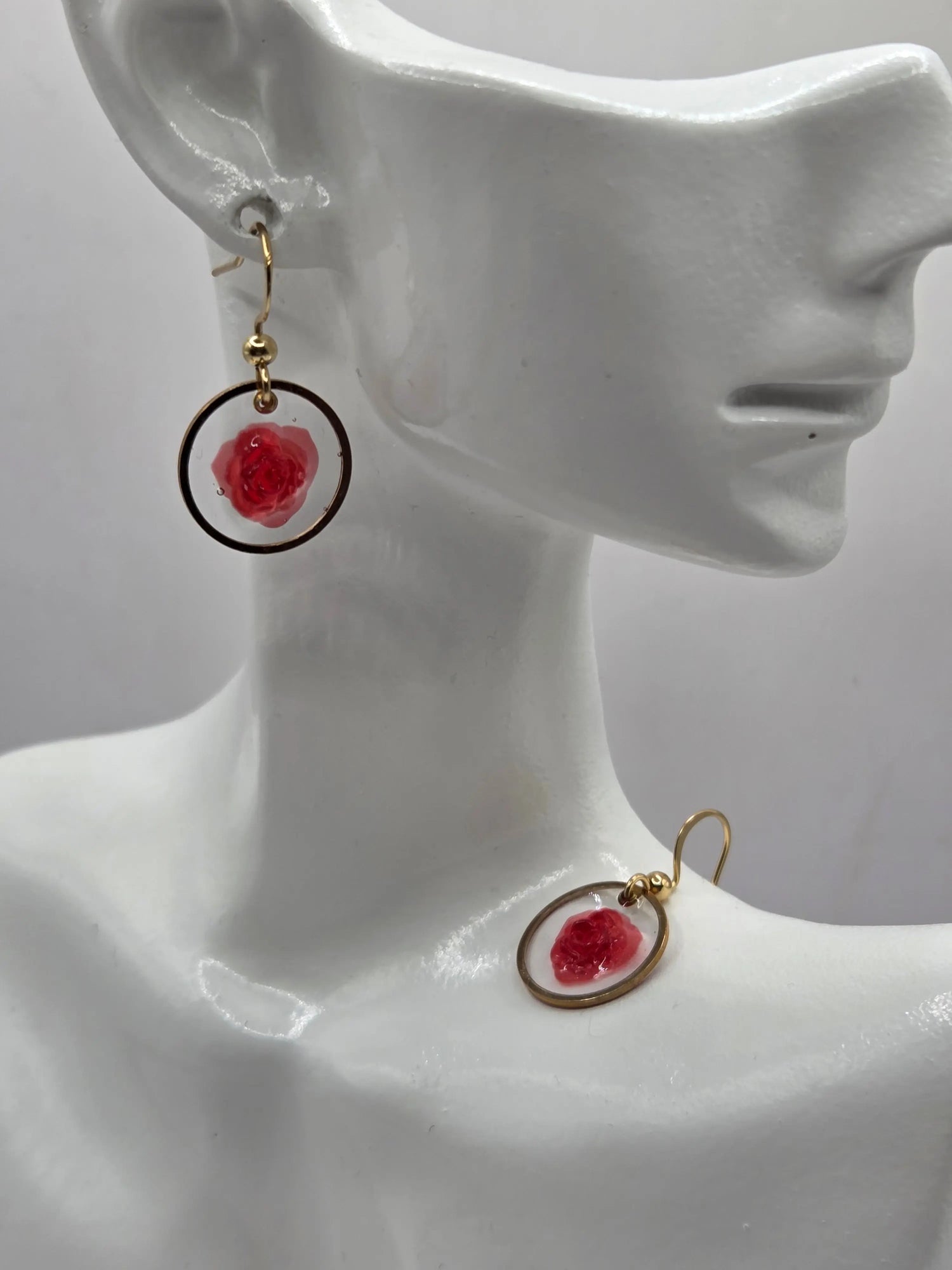 Boucles d’oreilles dorées artisanales avec résine, bijou fait main